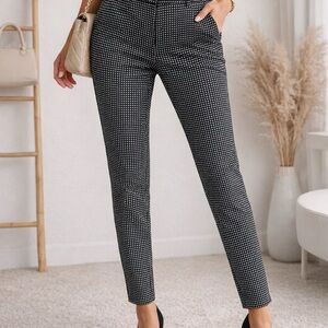 Michael Korn’s Slim Fit Black & White Printed Ankle Pants. Size 2.